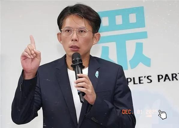 退党潮引发台湾民众党震动！台湾民众党主席黄国昌在敏感时刻执意去日本拜鬼，但是却