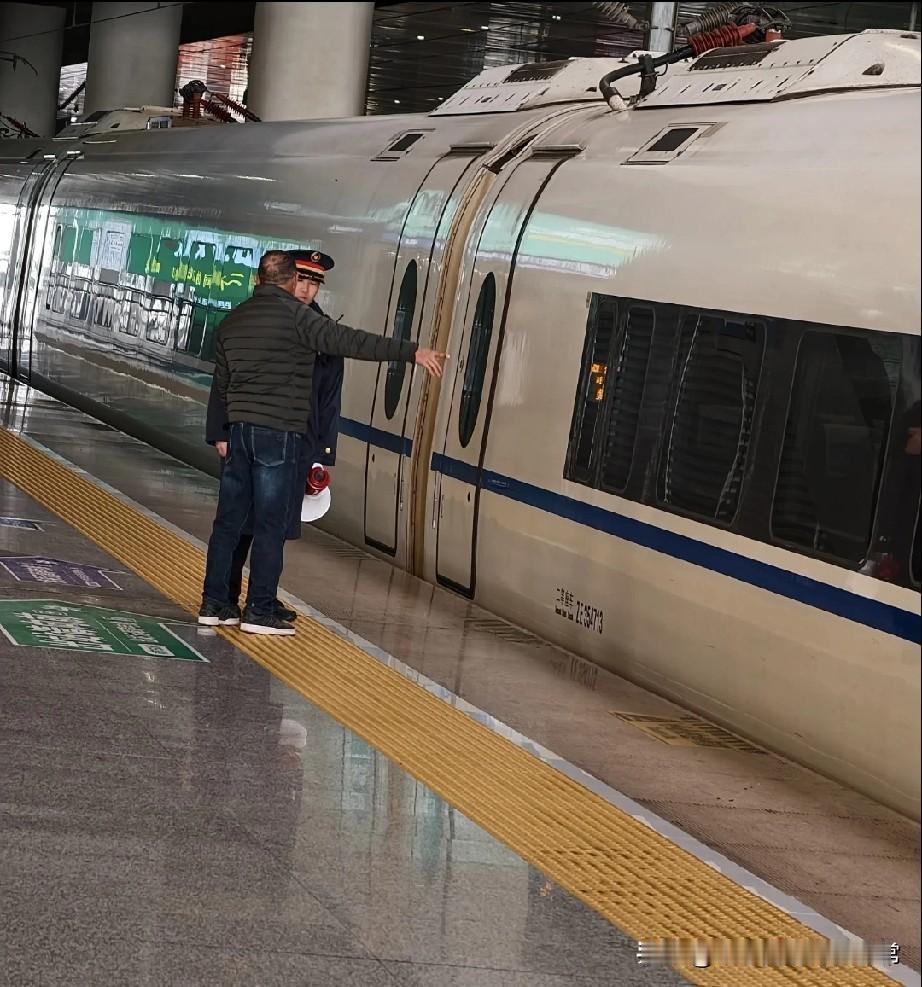 让你站台抽烟不看时间刚在高铁站见着这一幕：大哥叼着烟蹲站台边刷手机，等掐了