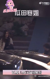 Baby和小海绵、奶奶聚餐好温馨！告别时小海绵挥手的小手萌化了，妈咪颜值状态双