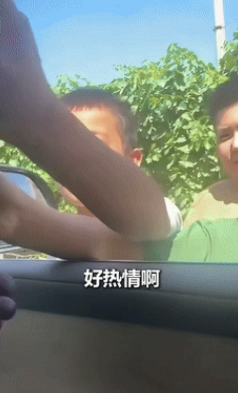 这个新疆小孩哥火了！”女子偶遇摘葡萄小孩哥，想花钱买一些，不料小孩哥果断拒绝说卖