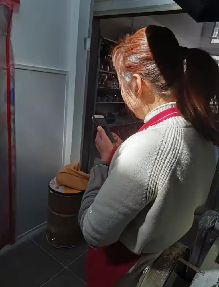 山东一女子考上大学，后妈不让上，舅舅给5万，9年后舅妈打电话：你舅舅治病需要40