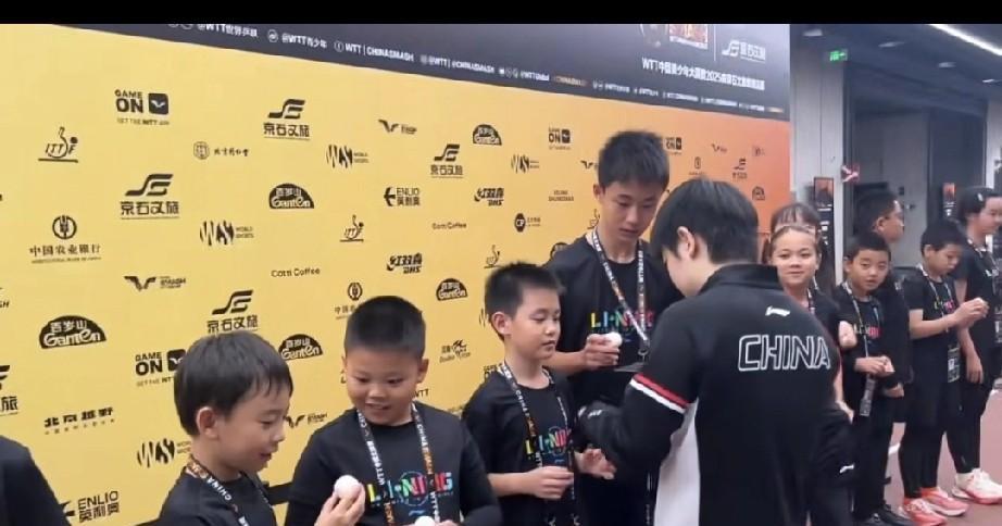 哈哈！一群小朋友排队等莎莎签名，上次是跟大头一起合照，也太幸运了吧，可以