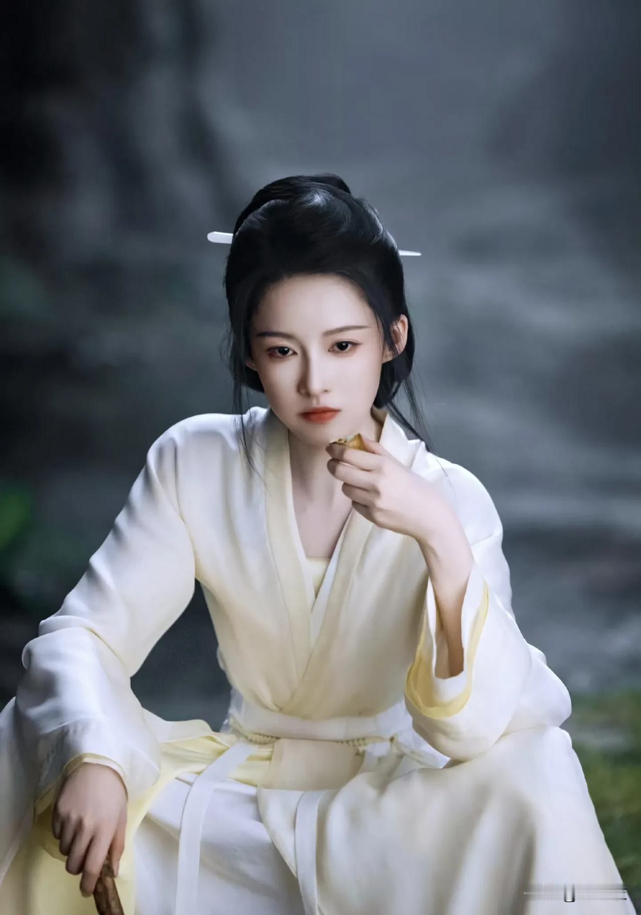 李沁就普通江浙沪家庭的独生女，她的童年幸福，家教好，小时候有点假小子，学了昆曲后