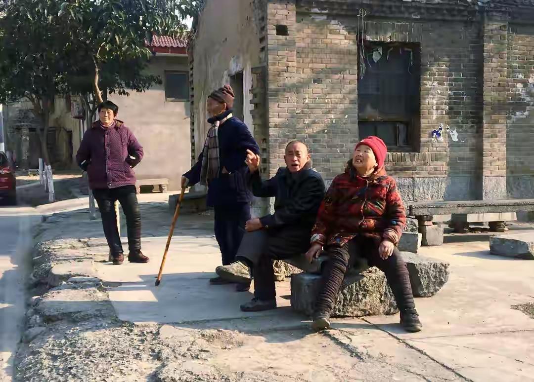 同学吐槽她回老家一趟，心情就糟几天。她爸爸前年去世了，她妈妈跟着弟弟过，前些年她