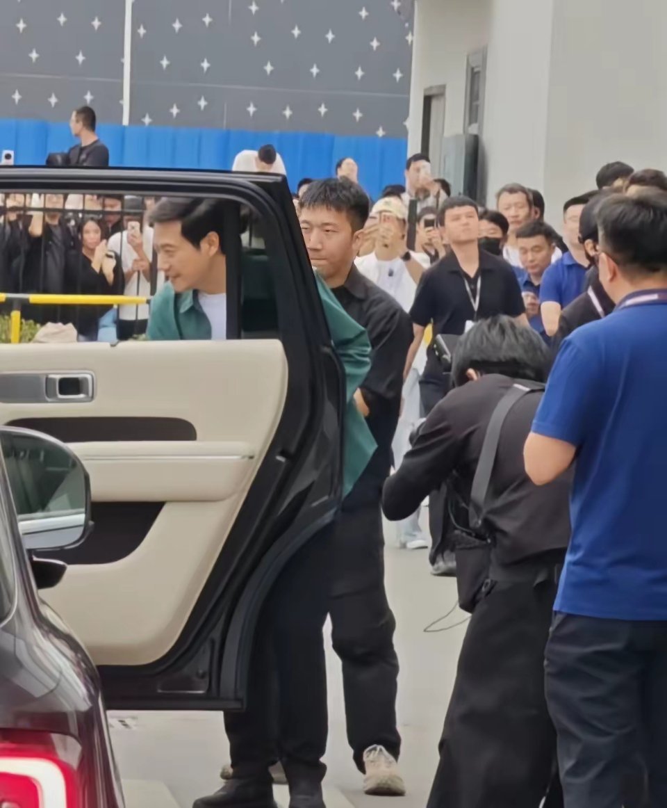 余承东能不能做到？能，但他不会这么做。王传福能不能做到？会做，但很难做出这份温度。只有雷军，把几百万