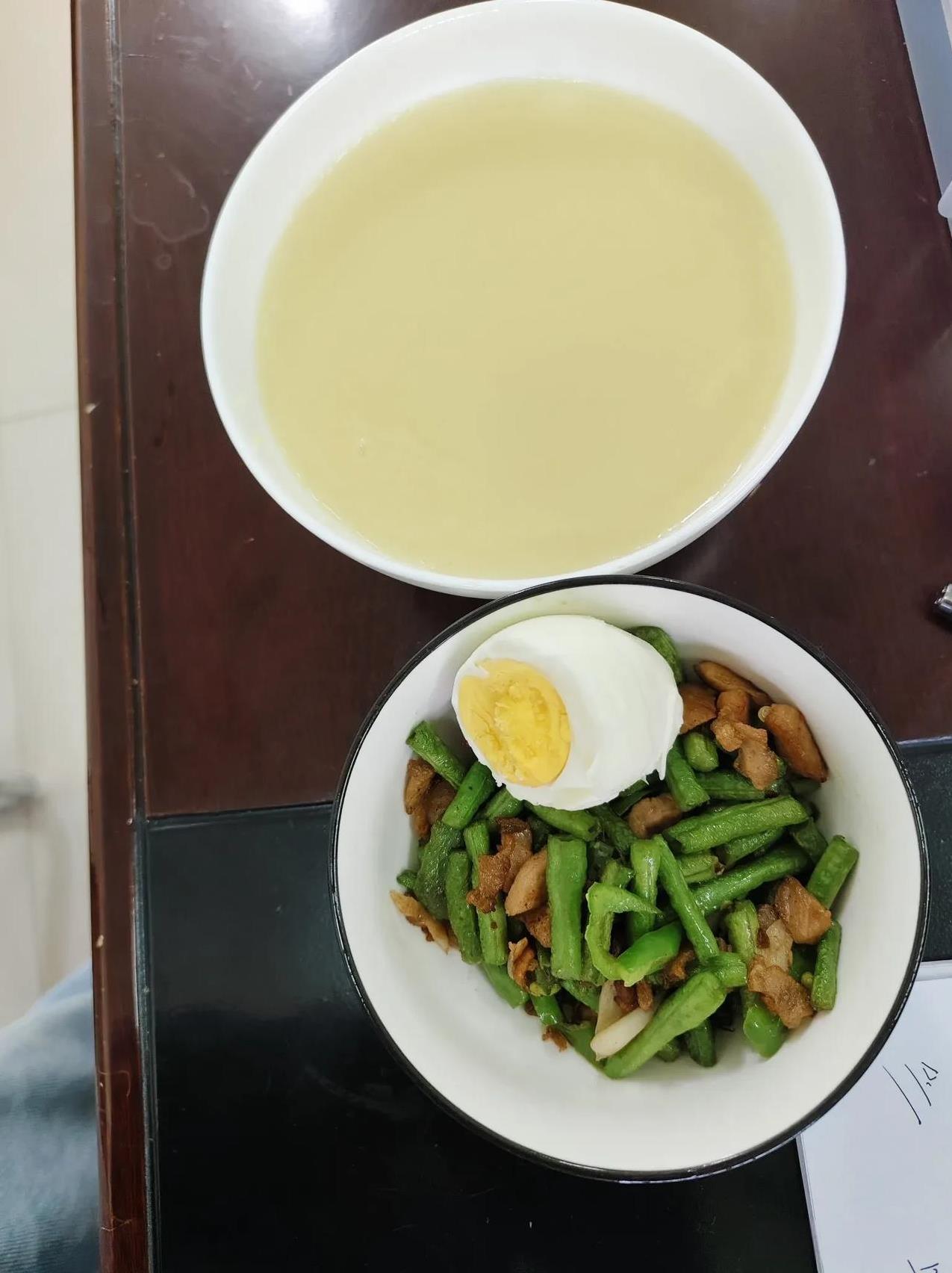 妈妈，我突然开始同情，骂我的那两个舍友了，我觉得她们好可怜的。我正在吃着早餐，