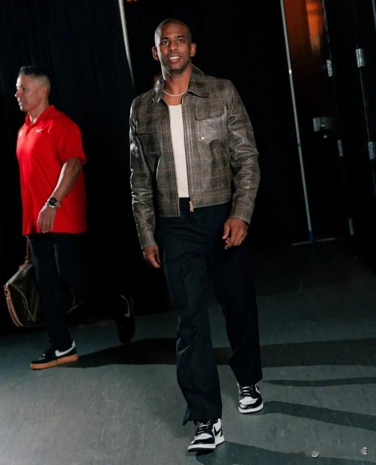 NBA名宿保罗怒斥快船总裁弗兰克！最近保罗在参加的一个节目中，聊到了快船总裁弗兰