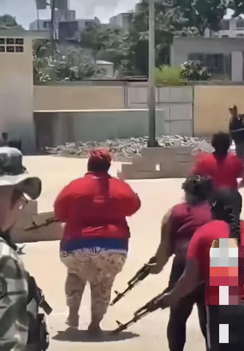 委内瑞拉这事儿挺逗的，前阵子还说有450万民兵呢，昨天又改口成300万了，这10