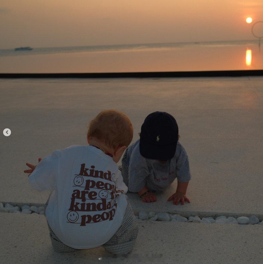 两个家庭关系真好啊！哈弗茨妻子索菲娅-韦伯和厄德高妻子海琳-斯皮尔共创：两个性格