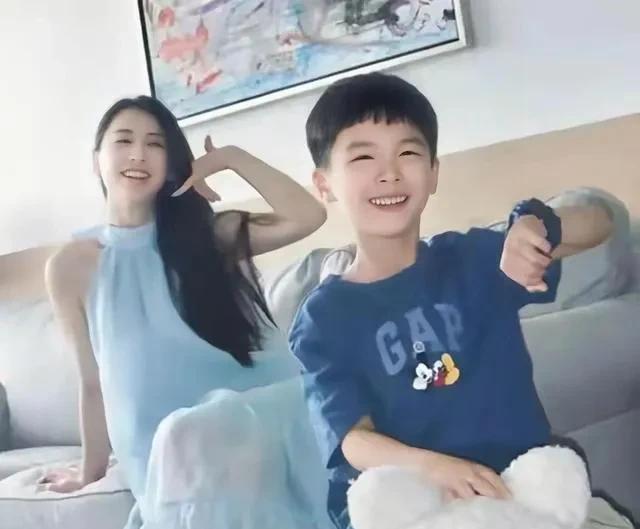 黄圣依搬出杨子家，单身带娃住3层别墅！家里2.5米大电视太夸张
