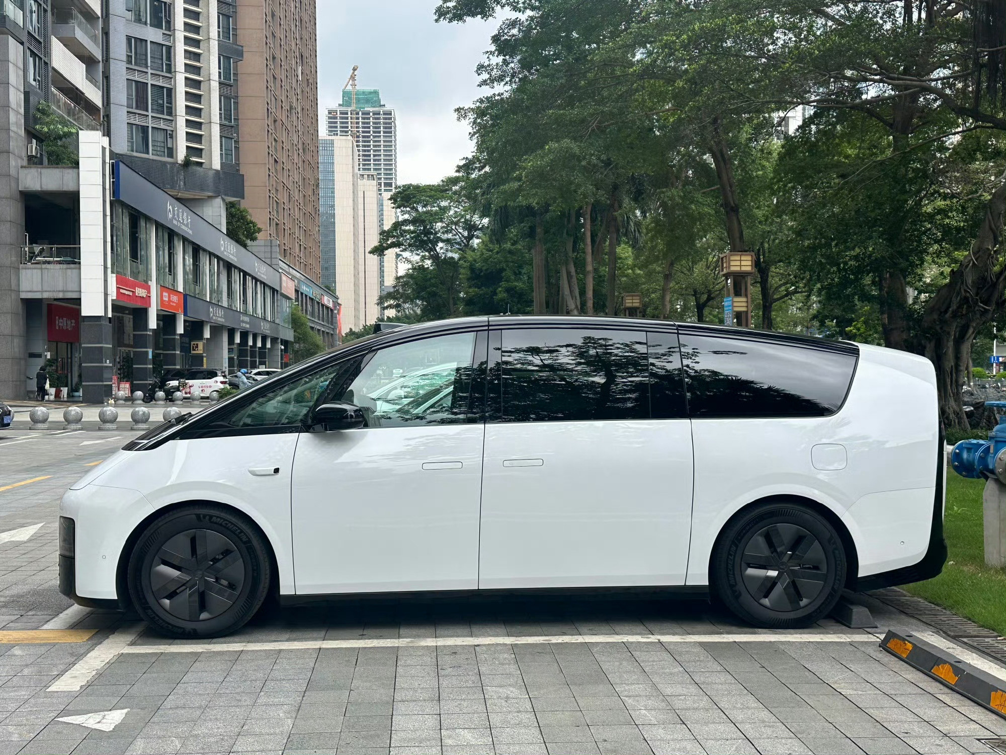什么叫设计服务于功能，理想MEGA的NVH表现，即便两年过去了，依然很能打。而且