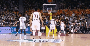 裁判太会找平衡了，前脚刚给你了杜峰一个技术犯规，后脚迪亚洛被焦伯乔撞到，迪亚洛跟