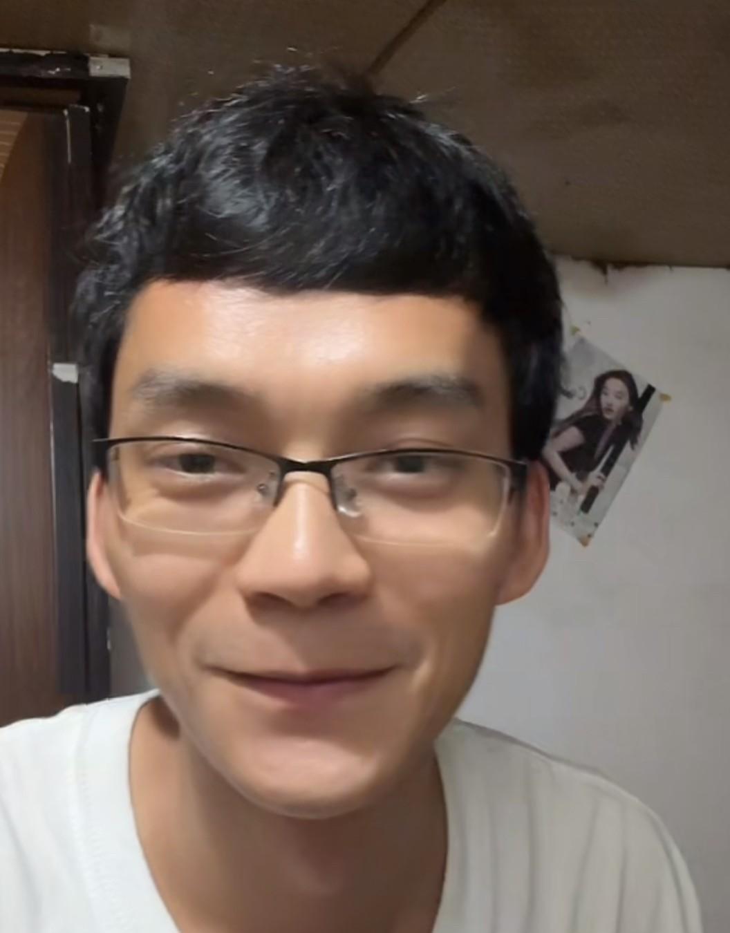 今晚，唐尚珺的直播间人气非常旺，大多数时间直播间有一万+网友，最高时有2万网友在