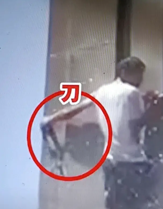 “不要给陌生人开门”。一男子坐牢回来后，好吃懒做，身体健壮，恶性不改。有一天中午