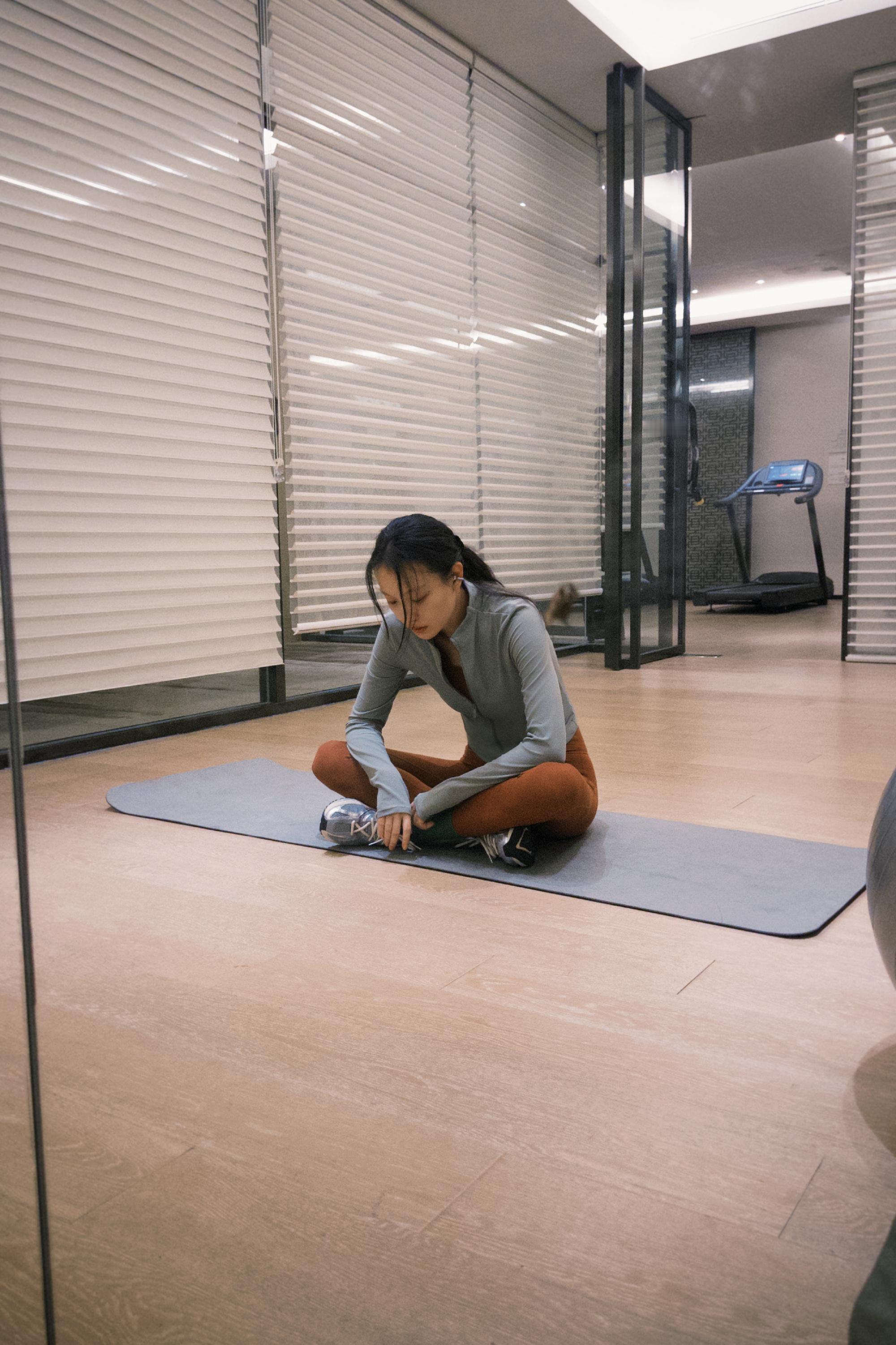 倪妮的健身Plog，灰色紧身穿搭，自律的姐姐最美丽。倪妮