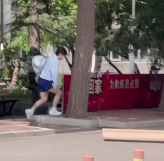 7月1日，党的生日，王楚钦带着新手表开车上训和上大巴车的孙颖莎擦肩而过，脑袋一直