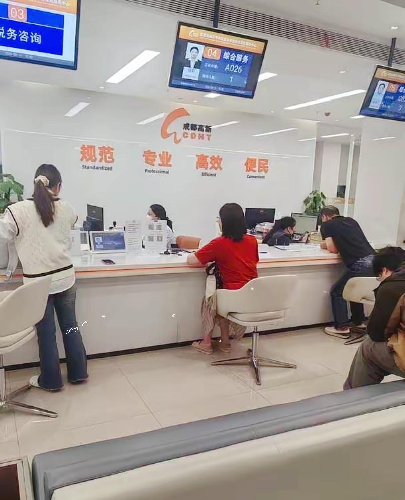 去社保局一问，心凉了半截。​说实话，我旁边坐着一个50出头的大姐，听工作人员讲