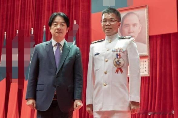 台湾自制潜艇这次出海不一样有战队长、海军少将一起就是下图这一位这表示海鲲