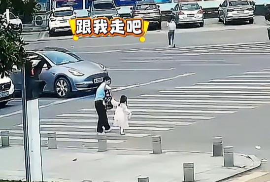 火上“央视网了”！近日在湖北有一位4岁的女童在跟姐姐街上玩的时候给走丢了，女童独