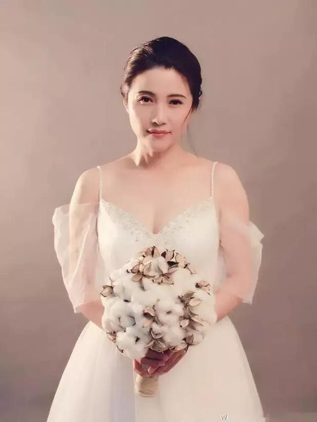 她是内娱“最不好惹”的演员，凭实力拿下8次影后，和李乃文“意难平”，如今52岁“