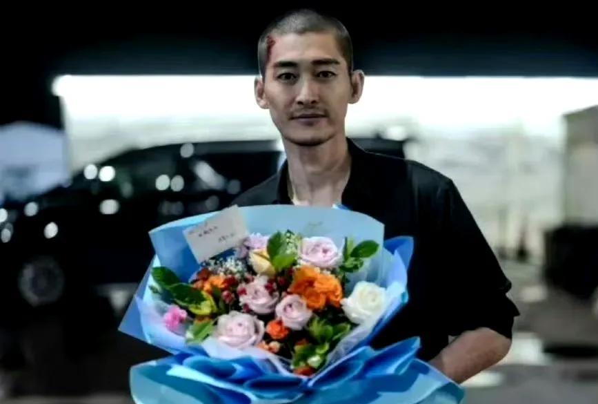 油腻霸总张翰这回居然不油了寸头素衣居然比杀马特西装造型更吸引人前些年因为感情