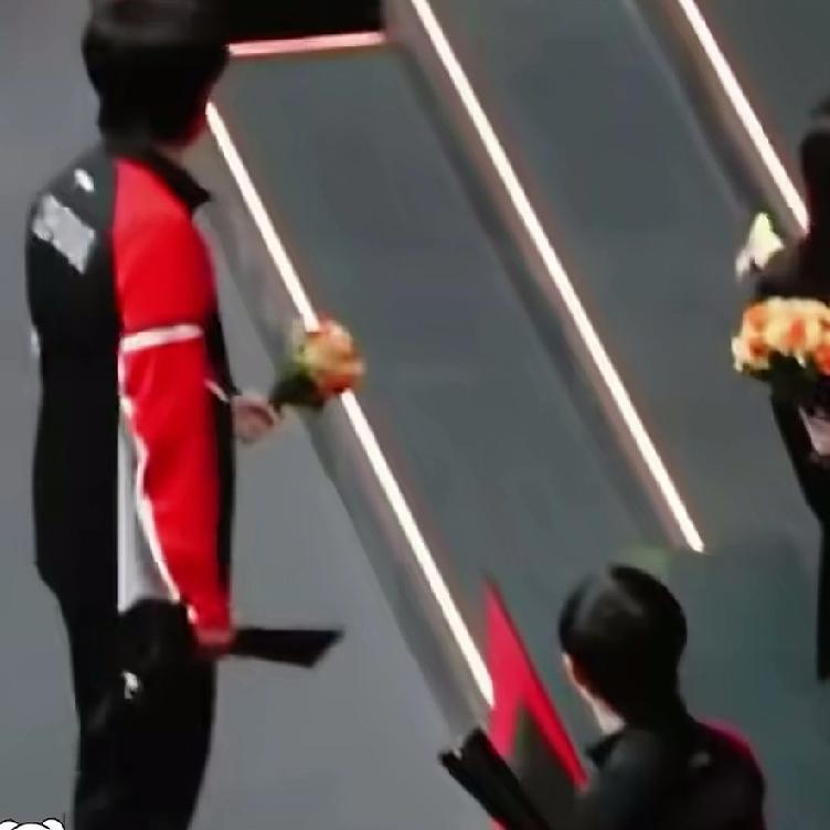 颁奖典礼，莎莎带着王楚钦率先上台，可是莎莎不知道具体站在哪个位置，这时也没有工作