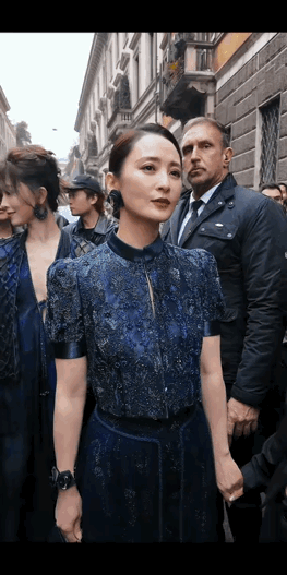 蒋勤勤这脸也太权威了，利落的大光明大杀四方，走在米兰街头像女王驾临，不怒自威，霸