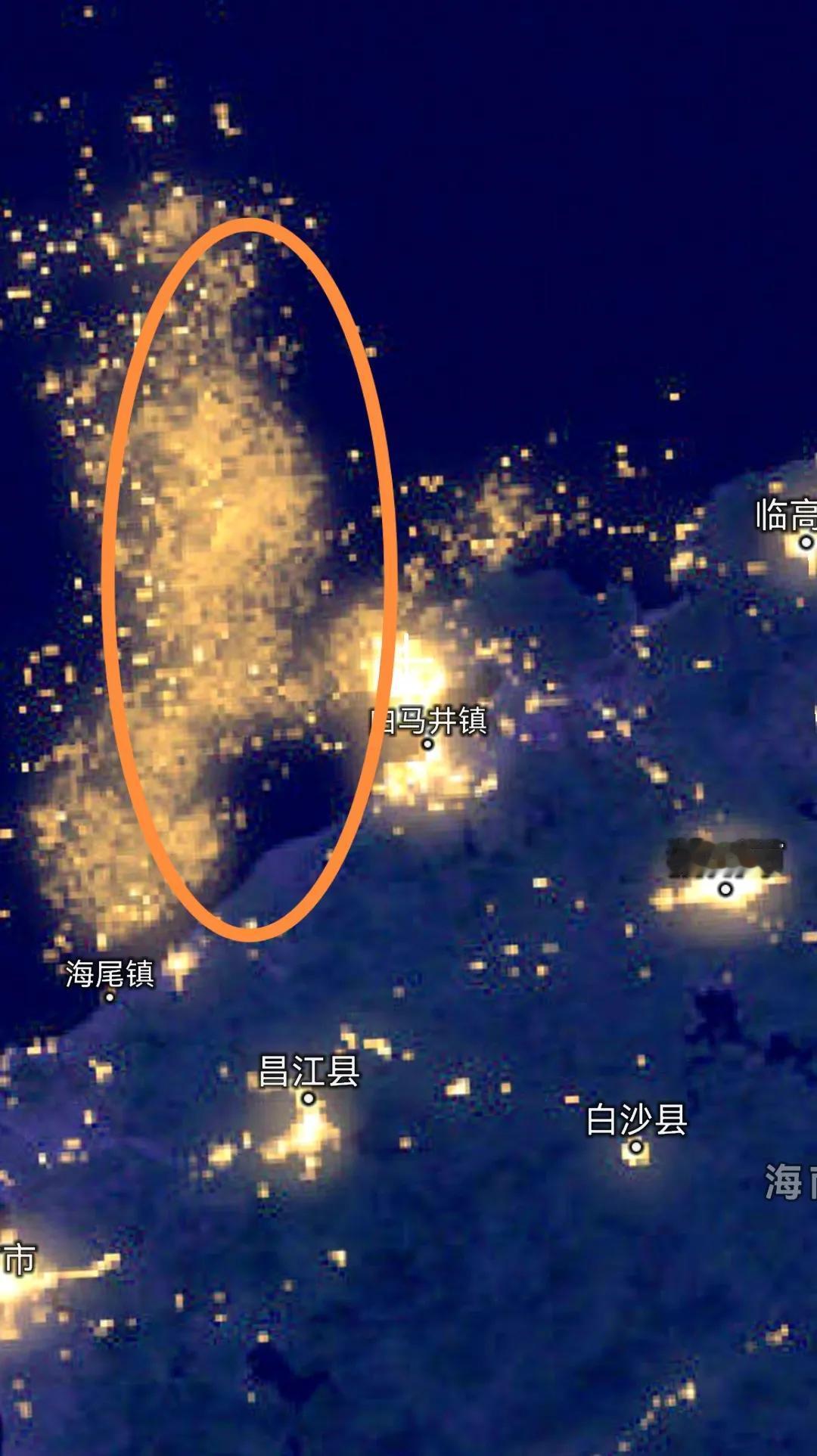 外星人已经入侵地球了？下图是海南省局部的城市灯光卫星地图，从图中看得出陆地上的每