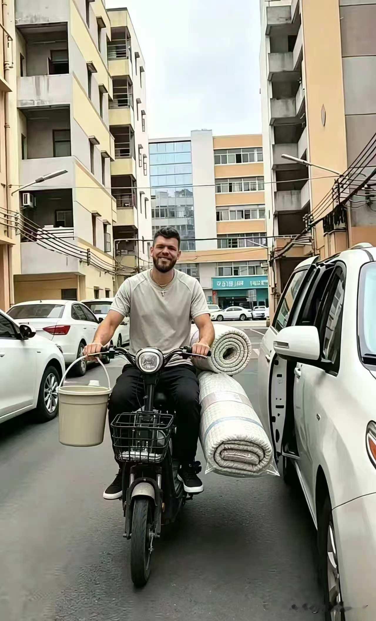 拉科塞维奇乐了。加入广东男篮之后，自家球迷用各种方式欢迎拉科塞维奇的到来，有球