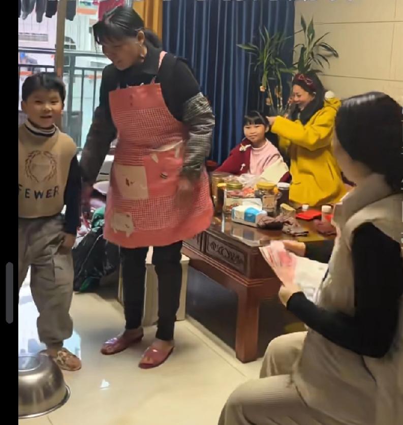 最坑舅的来了！大外甥说的话比正月剃头发还有杀伤力。大年初一，外甥给舅妈拜年，