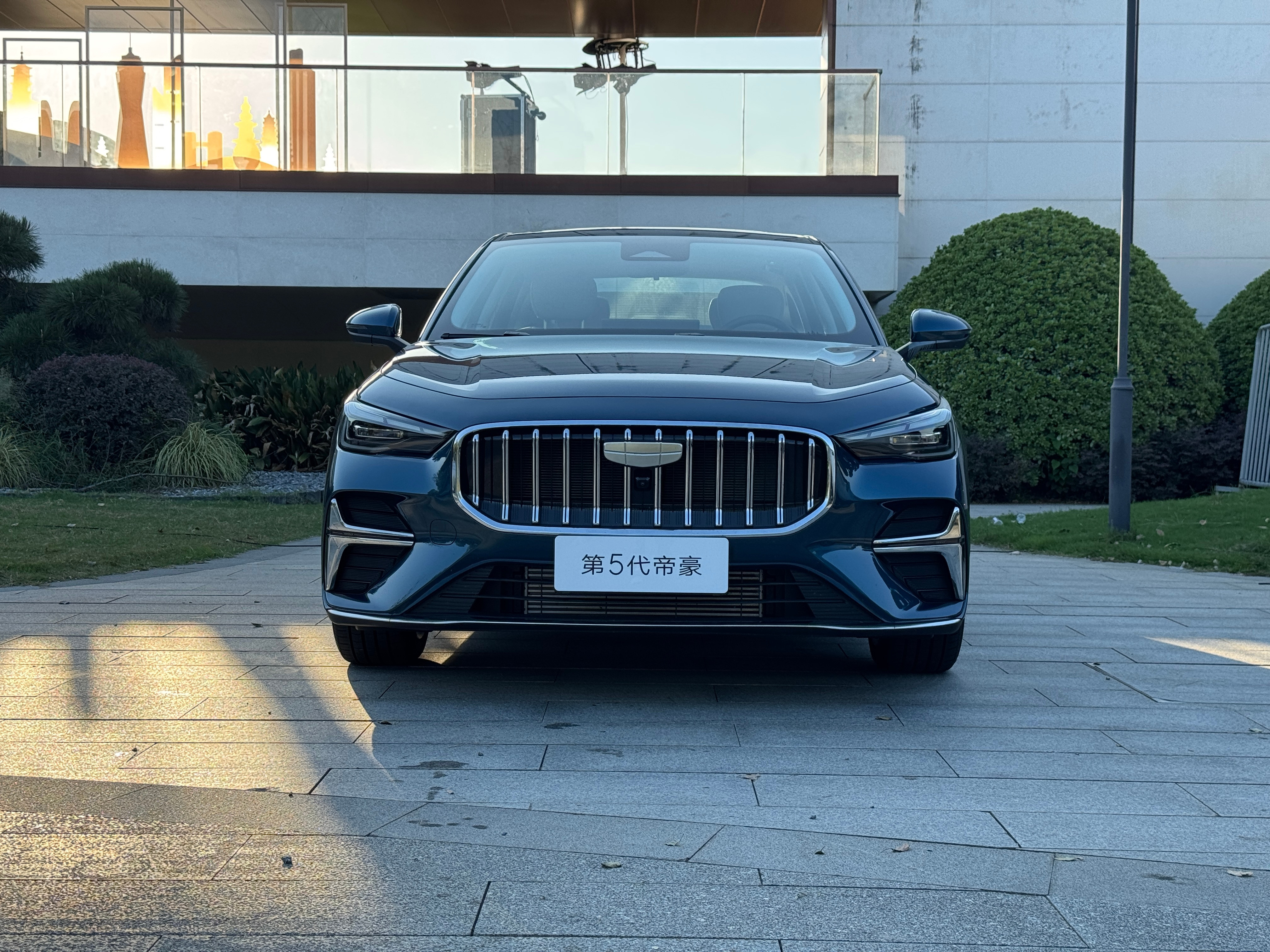 作为基于新一代BMAEvo全球模块化架构打造的车型，第5代帝豪在颜值、舒享、空