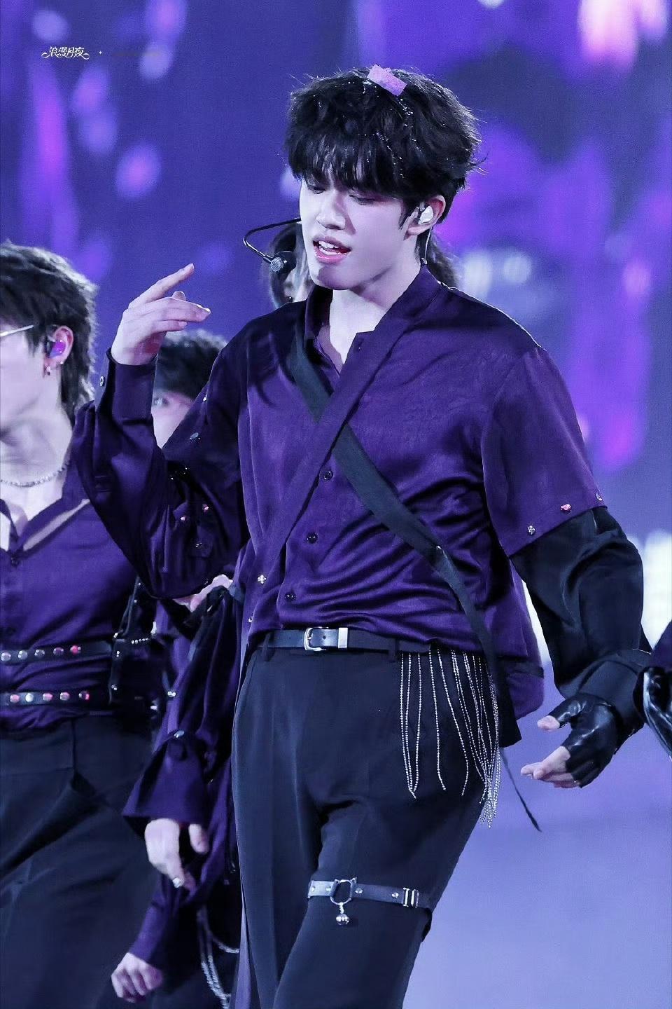 张极紫色衬衫配腿环张极这个新音造型这是何意味！紫色衬衫配腿环，顶级身材比例完全满