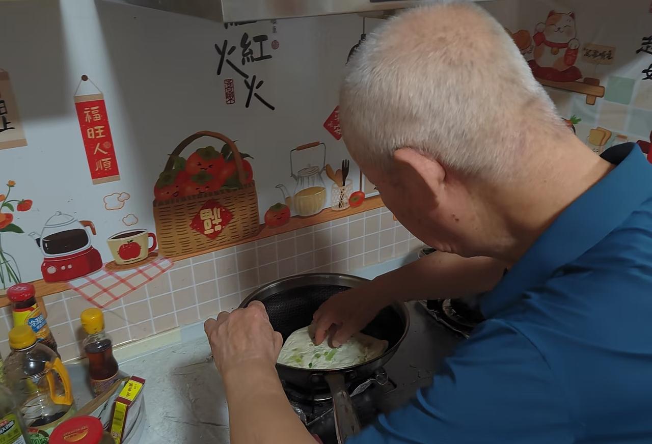 昨天去看了一下年迈的老父亲，开车回来的路上我哭了一路。父亲今年83岁了，母亲走