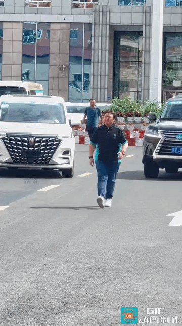 韩红回敬军礼惹争议：善意之外，礼仪边界该怎么把握？韩红外出公益行程结束，面