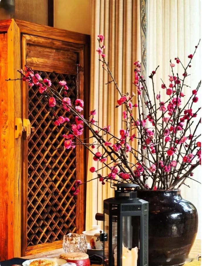 我有个表妹，今年33岁，长得一般，但很会化妆打扮，大专学历，在一家公司做人事，月