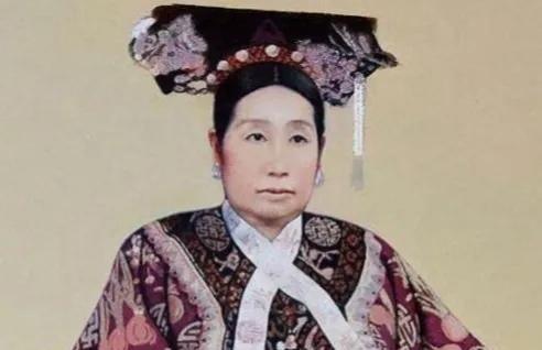 1900年，慈禧来到山西首富乔家，要借十万两白银应急。乔致庸跪倒在地：“30万都