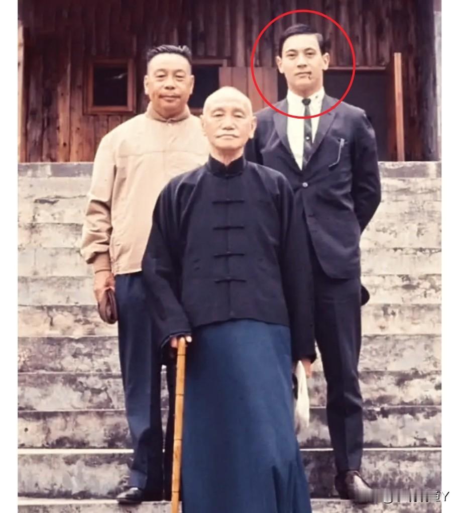 这是晚年的蒋中正与儿子蒋经国及孙子的一张合影老照片，都看看吧！这可不是演戏，也不