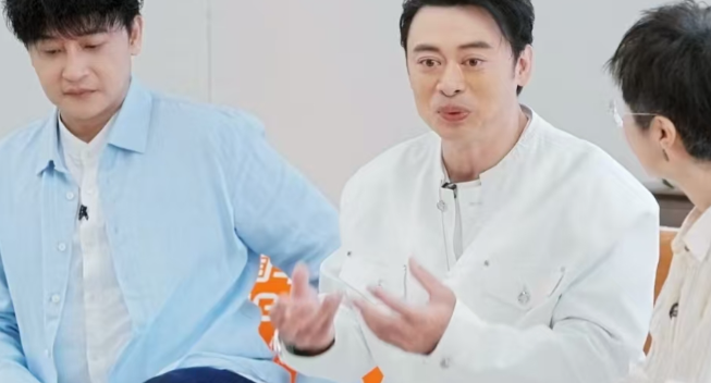 张泉灵问樊少皇：“你的团队是怎么说服你去做直播带货的”樊少皇：“我拍戏的时候受