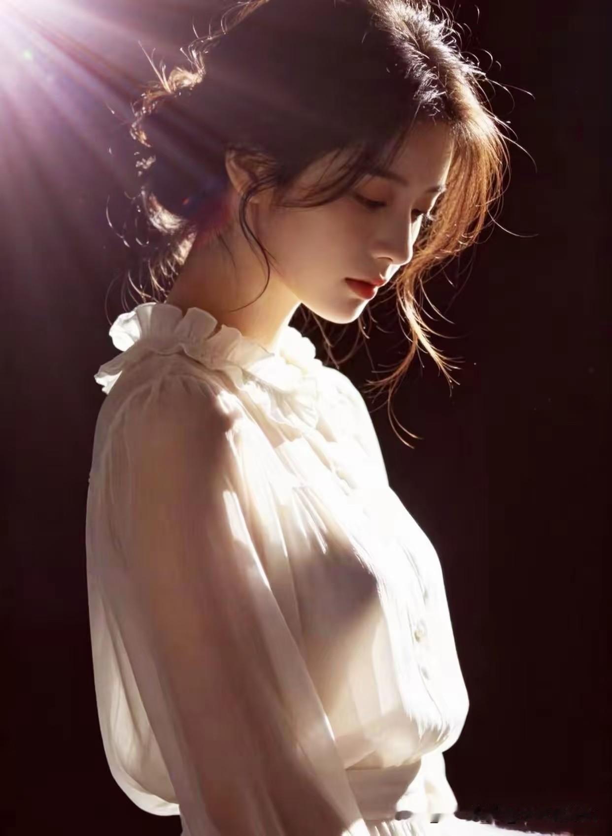 逆光封神！光影落在白裙上，发丝自带柔光，清冷氛围感拉满🌙为摄影师点赞[赞][赞