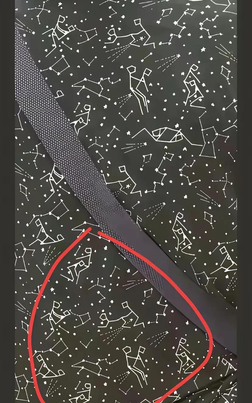 不细看不知道，细看吓出一身汗。大妈穿着“色情版”衣服上街，自己竟浑然不知。必须