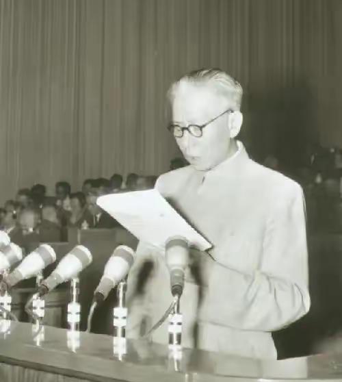 各位看官，1961年，刘少奇到湖南等地进行农村调查，之后作出解散公共食堂，推行