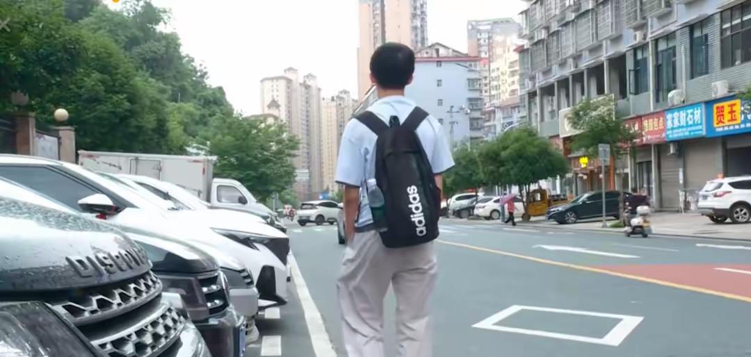 被父母赶出家门的尖子生回家了，努力和父母修复关系，有复读意愿长沙的学霸小凯挺让