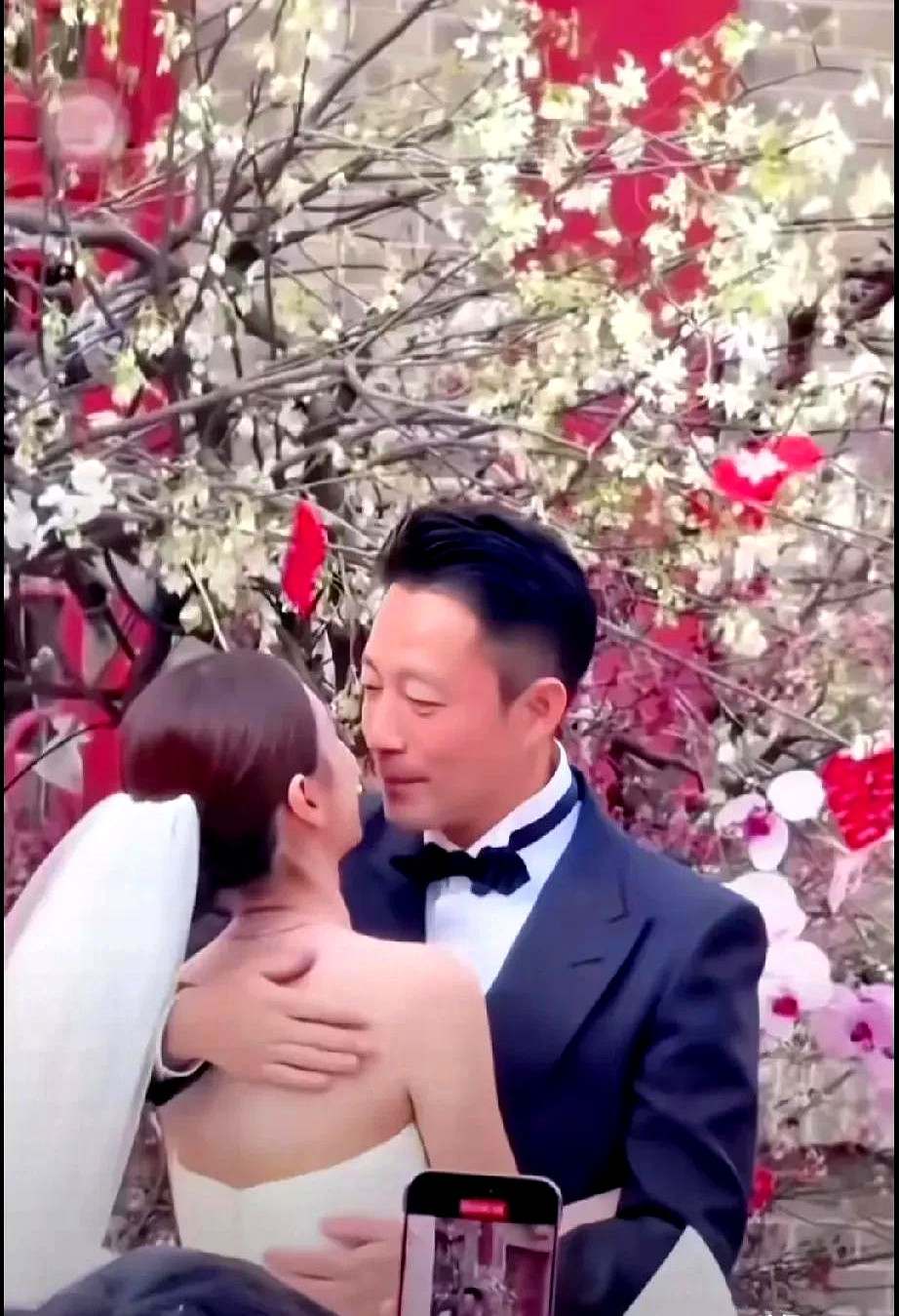 中年人接吻，看得人犯尴尬？原作者的感受，我居然有点体会。电视剧里的中年吻戏，