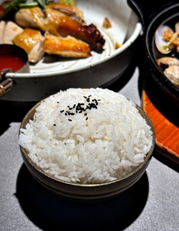 陕西渭南，7名游客爬完华山到一家餐馆吃饭，几人饿坏了，点了三盆米饭和一些菜，总消