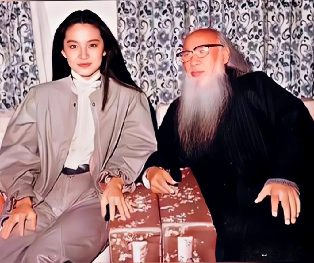 这是1982年林青霞在台北拜访张大千时二人在家中客厅的一张珍贵合影，当时林青霞2