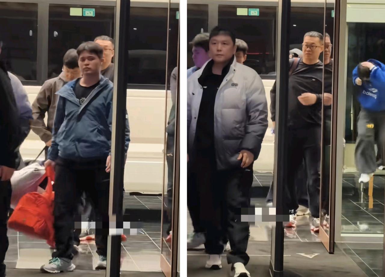 国乒到多哈的场面太搞笑了。小石头手提打扮，穿的鼓鼓囊囊的像出门打工去了。王曼昱下