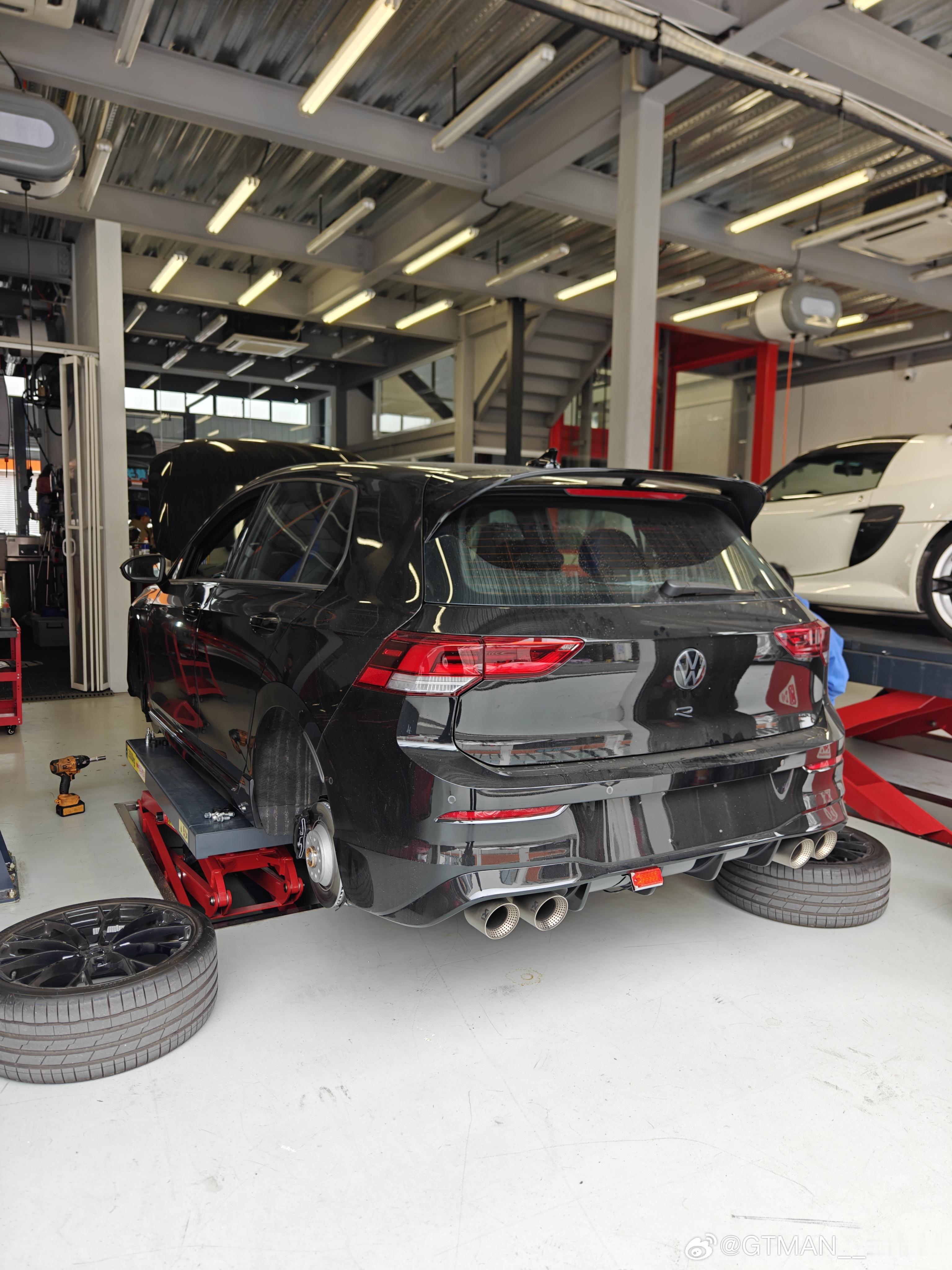 终于面基了认识十年的网友，老板拉了一台高尔夫8R一台8.5代R来天府赛道让我