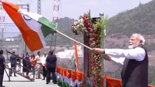 印度终于搞成了一个世界之最！6月6日，印度总理莫迪站在杰纳布大桥上，手持旗帜，郑