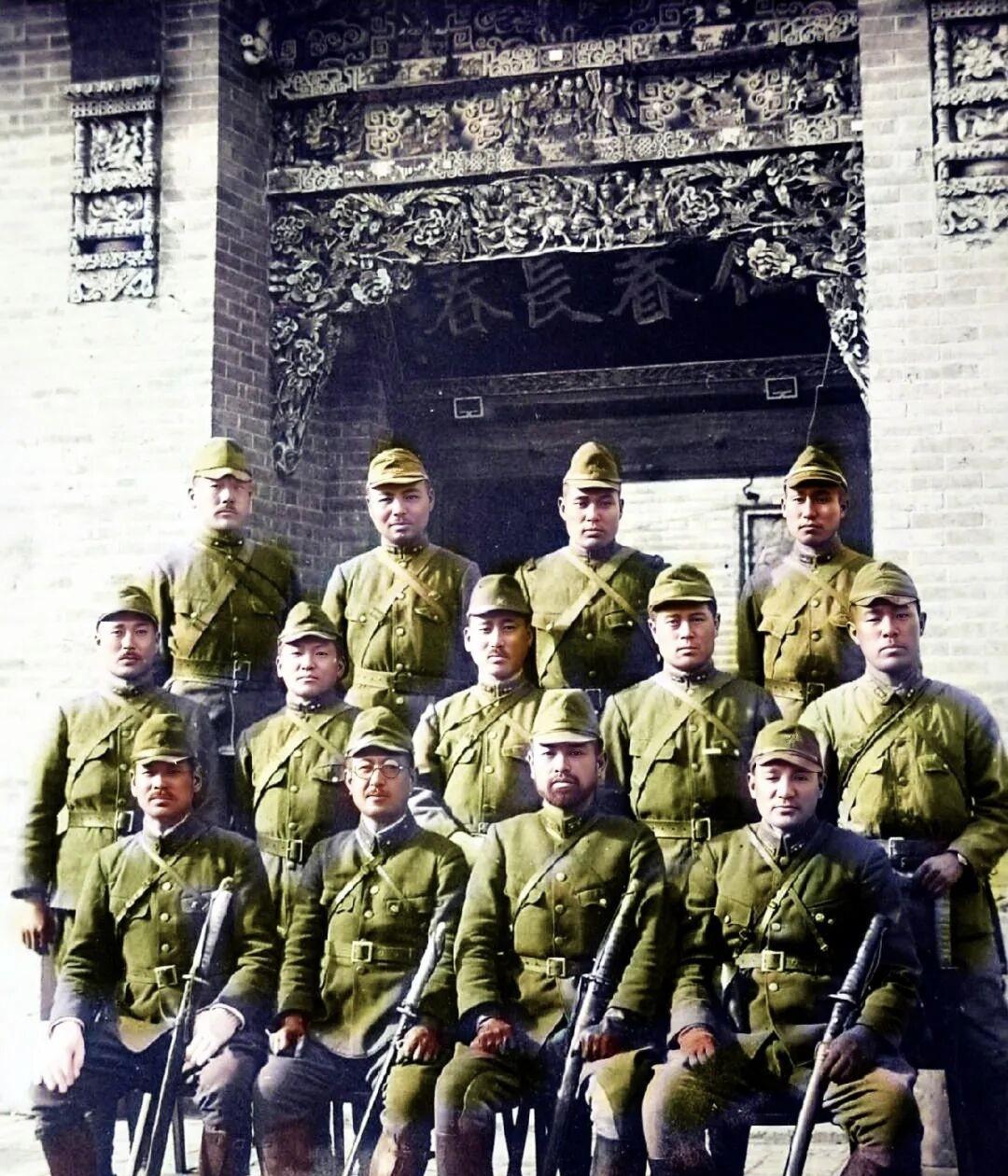 这张照片来自侵华日军的私人相册，照片拍摄于1938年的山西太原，照片中这些侵华日