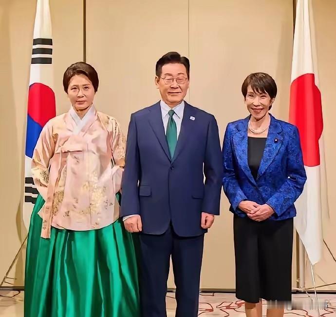 大家发现没有，不知是我带了滤镜还是啥，总觉得李在明夫人访华时，看着面相特别温柔，